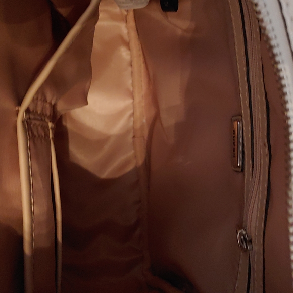 White preloved Guess Backpack. - Picture 4 of 4